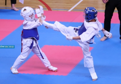 17 medali Szkoły Kyokushin Karate w Świeciu w mistrzostwach okręgu [ZDJĘCIA]