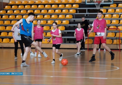 Tak dzieci bawią się i ćwiczą podczas sportowych ferii w hali w Świeciu [ZDJĘCIA]