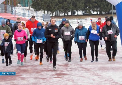 14 par Walentynki zaczęło od biegu na stadionie w Świeciu [ZDJĘCIA]