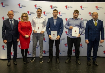 Sportowcy i trenerzy z nagrodami marszałka 