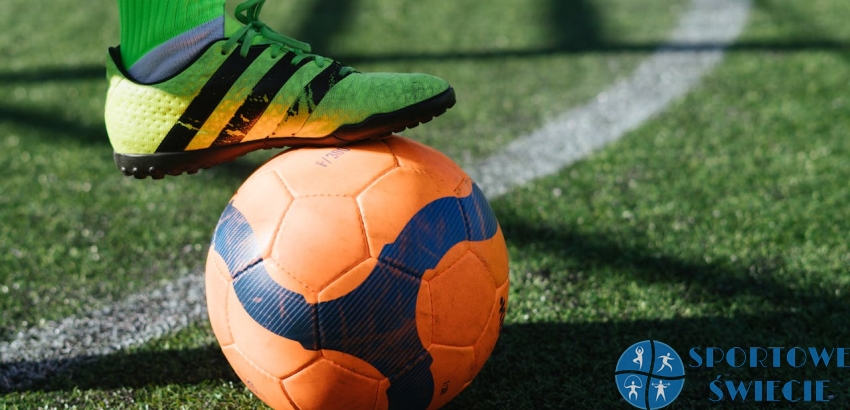 Podanie do bramkarza nogą – kiedy jest zabronione?