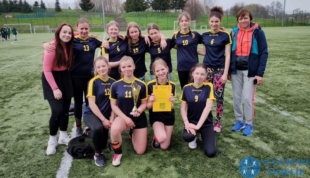 Dziewczyny z SP nr 1 Świecie najlepiej grają w gminie w piłkę