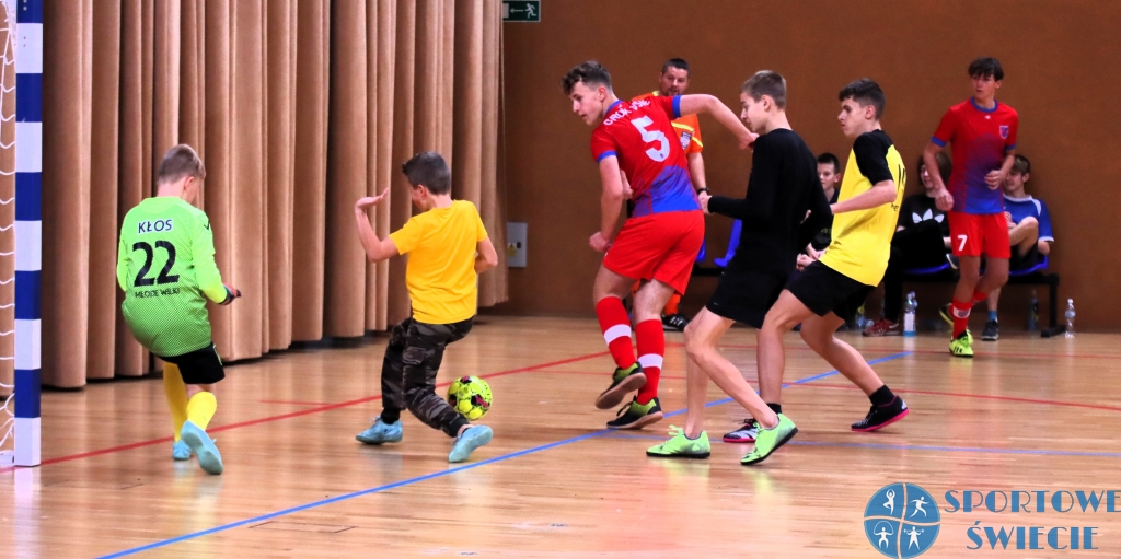 Juniorzy młodsi Gromu Osie wygrali turniej futsalowy Wilka [ZDJĘCIA]