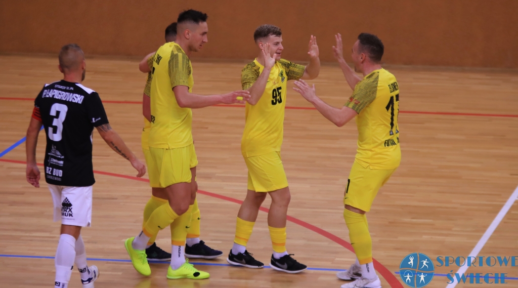 Beniaminek skarcił spadkowicza, Futsal Świecie samodzielnym liderem [WIDEO]