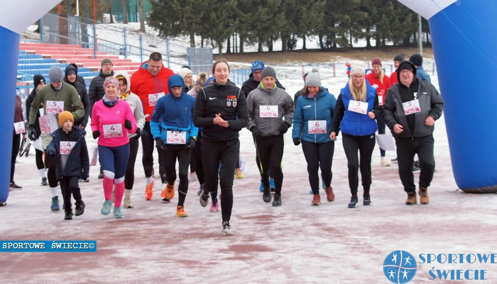 14 par Walentynki zaczęło od biegu na stadionie w Świeciu [ZDJĘCIA]