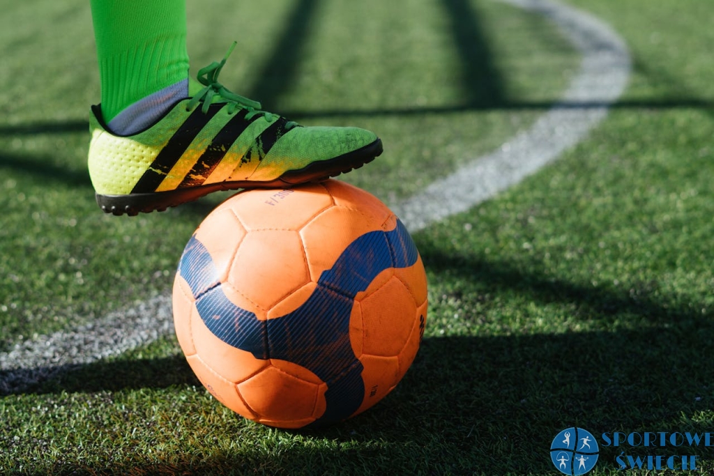 Podanie do bramkarza nogą – kiedy jest zabronione?